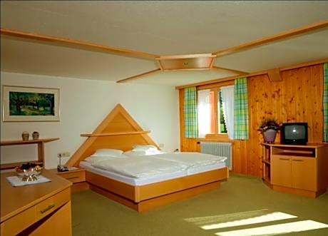 Family Room (2 Adults + 2 Children)