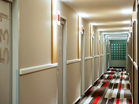 Premium Room with canal view and double bed with the new Sweet bed by ibis