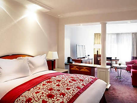 JUNIOR SUITE - 1 queen bed or twin beds, spacious studio