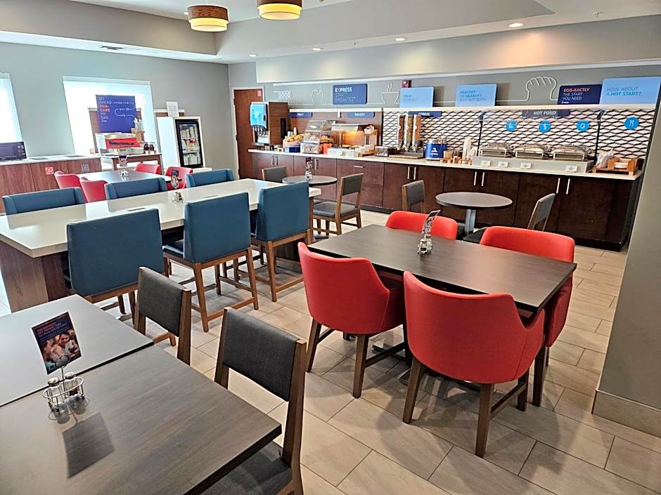 Holiday Inn Express Hotel & Suites Cincinnati-Blue Ash By IHG