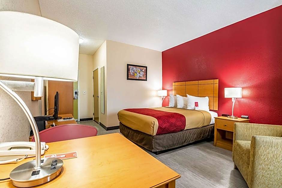 Econo Lodge Topeka at Wanamaker