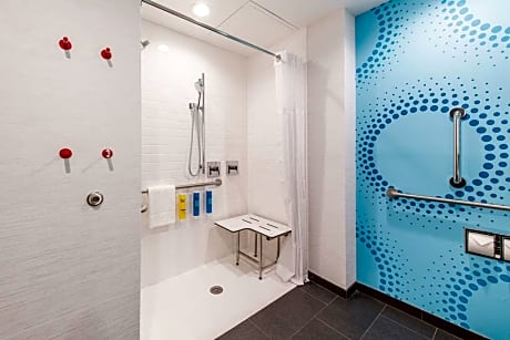 2 Queen Hearing Accessible Room W/Ri Shower