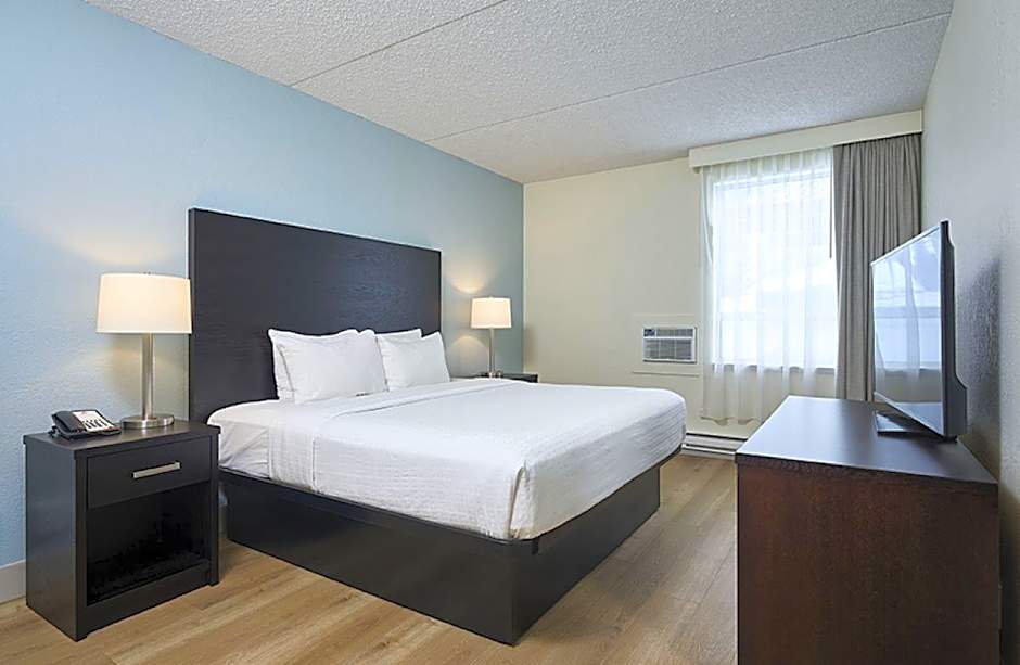 Photo 1 of 9 of Deluxe 1 King Bed