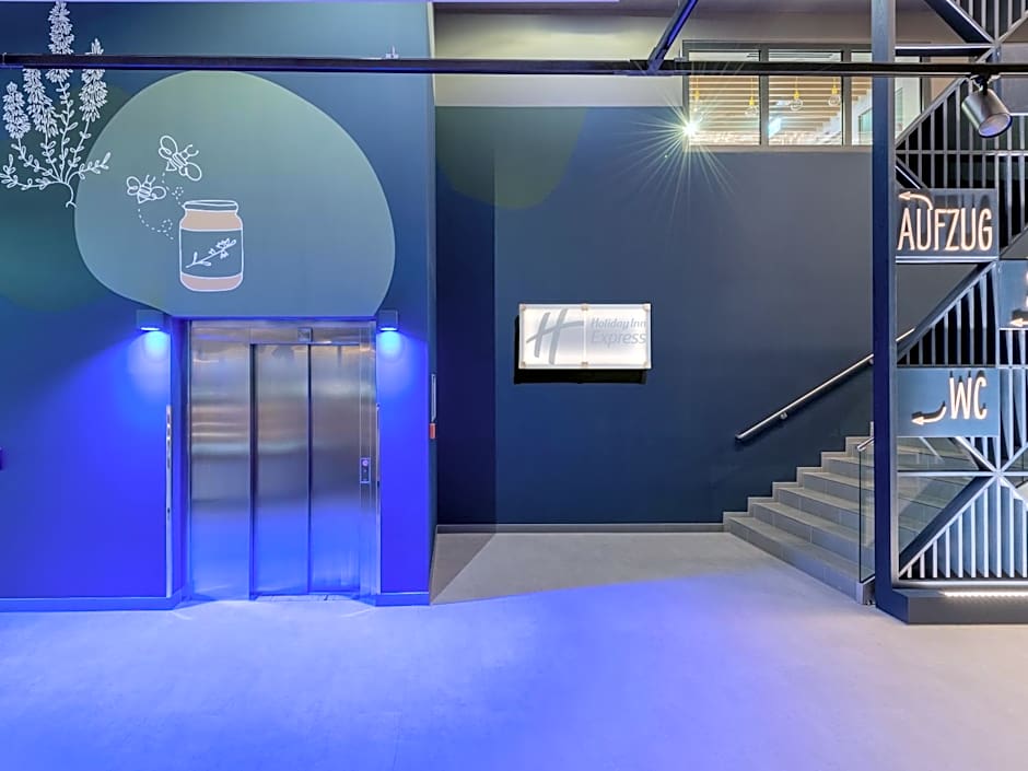 Holiday Inn Express - Hamburg South A7-AS42 By IHG