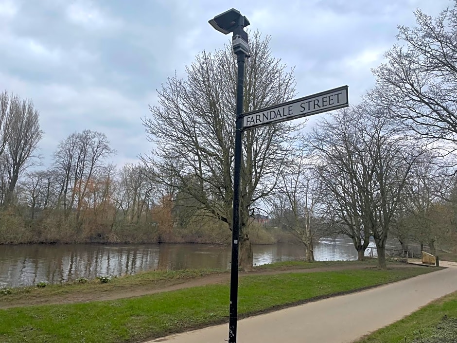 Riverside Lodge - Quaint Victorian Home By The River