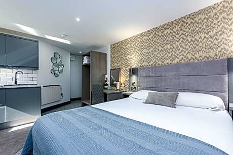 king-studio-ensuite with shower