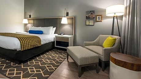 Standard King Room with Roll-In Shower - Communications Access