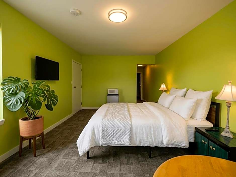 6267 Persepolis Inn