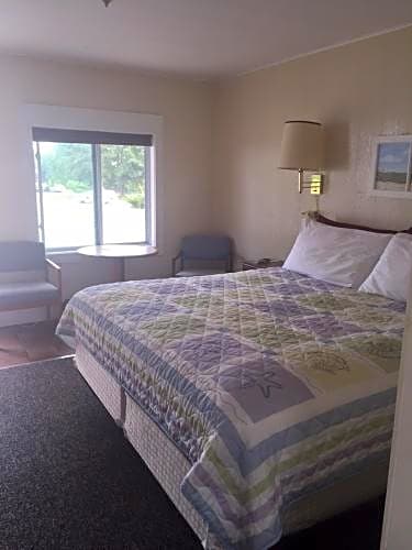 Coast Village Inn and Cottages