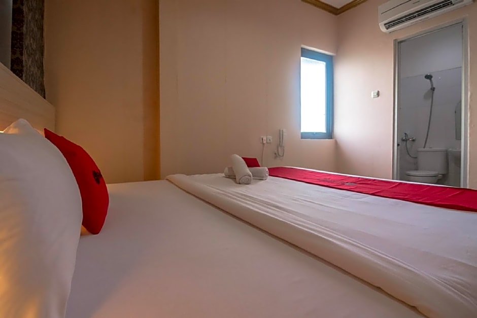 RedDoorz near RS Husada