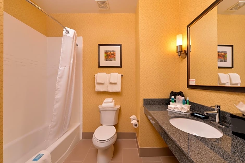 Holiday Inn Express & Suites BAKERSFIELD AIRPORT