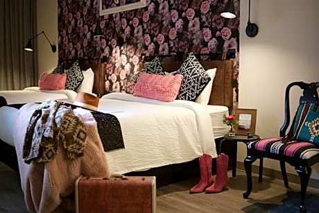 One-Bedroom Queen Suite with Two Queen Beds, Specialty Décor and Trundle Sofa