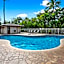 Walk to Beach, Dining & Shops Pool and AC