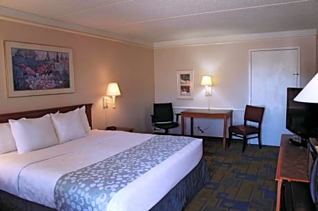 King Room with Bath Tub - Mobility Accessible/Non-Smoking