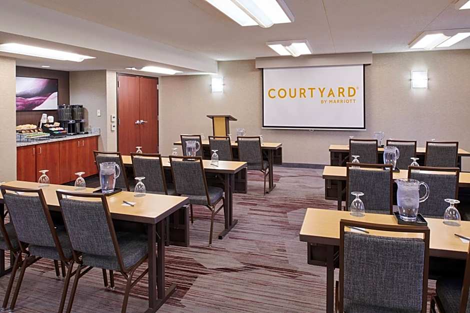 Courtyard By Marriott Detroit Warren