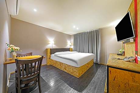 Deluxe Room, Check-In Mon-Fri 5:00 PM, Sat 10:00 PM, Sun 8:00 PM