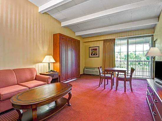 HomeSpring Inn & Studios