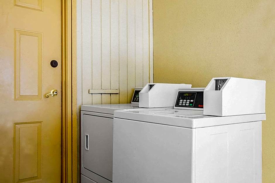 Super 8 by Wyndham Eagle Pass