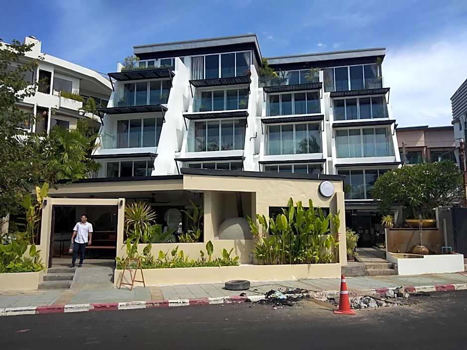 The Front Hotel and Apartments