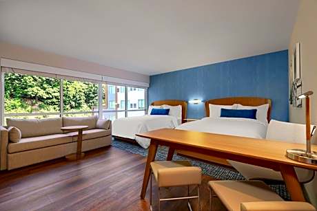 Queen Studio with Sofa Bed and Roll-in Shower - Mobility Accessible