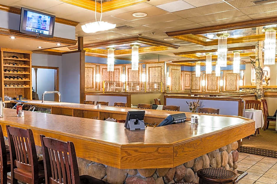 Ramada by Wyndham Thunder Bay Airlane Hotel