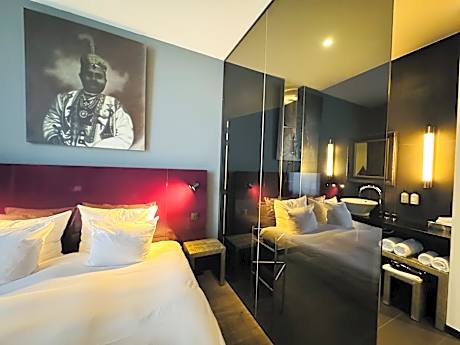Nothing to Hide
Double bed, bath & rain shower
