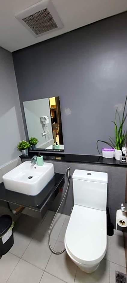 Bayfront Suite in Pasay, Manila Near NAIA Terminal, PICC, Star City, MOA and US Embassy - Pet-Friendly, Free Pool, Wi-Fi & Netflix