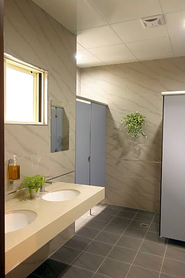 Douzi Hotel Taoyuan Airport Metro THSR A17