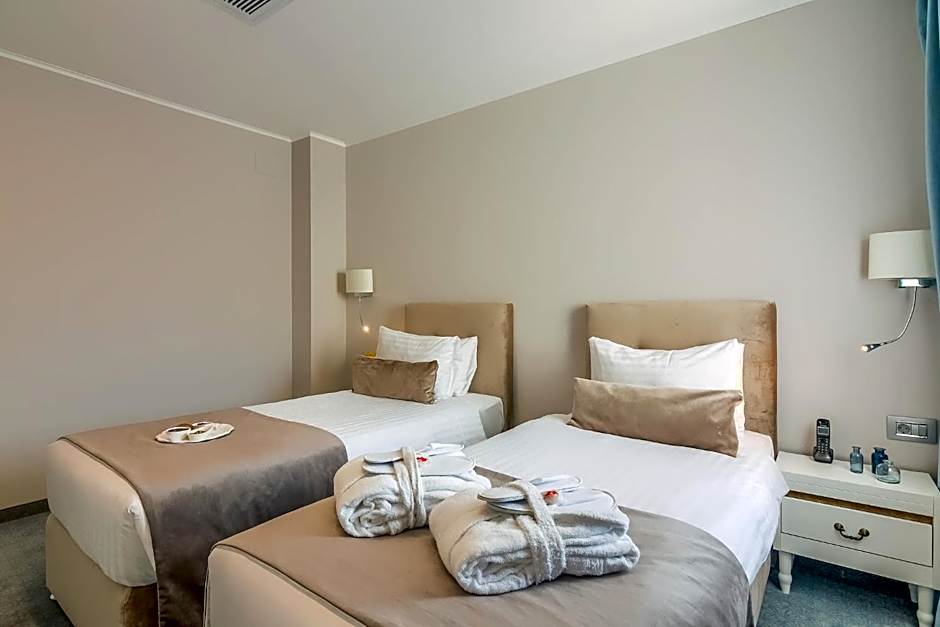 New Era Hotel Old Town - Covered paid parking within 10 minutes walk