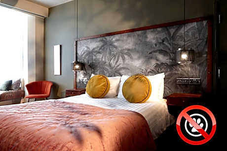 Deluxe Double Room with Side Sea View