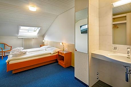 Budget Double Room with Shared Bathroom