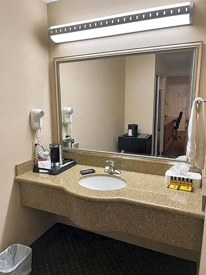 Burbank Inn and Suites