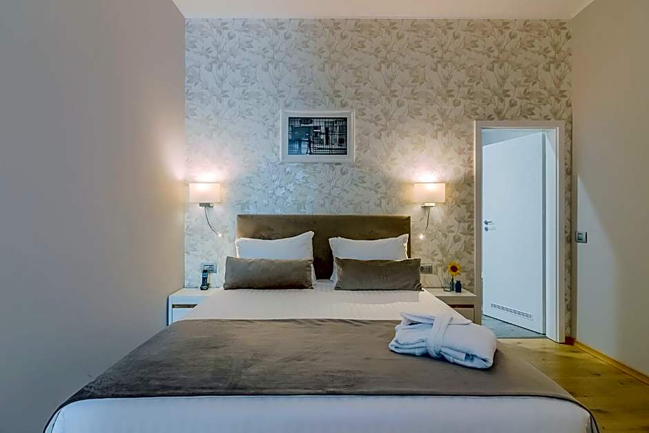 New Era Hotel Old Town - Covered paid parking within 10 minutes walk