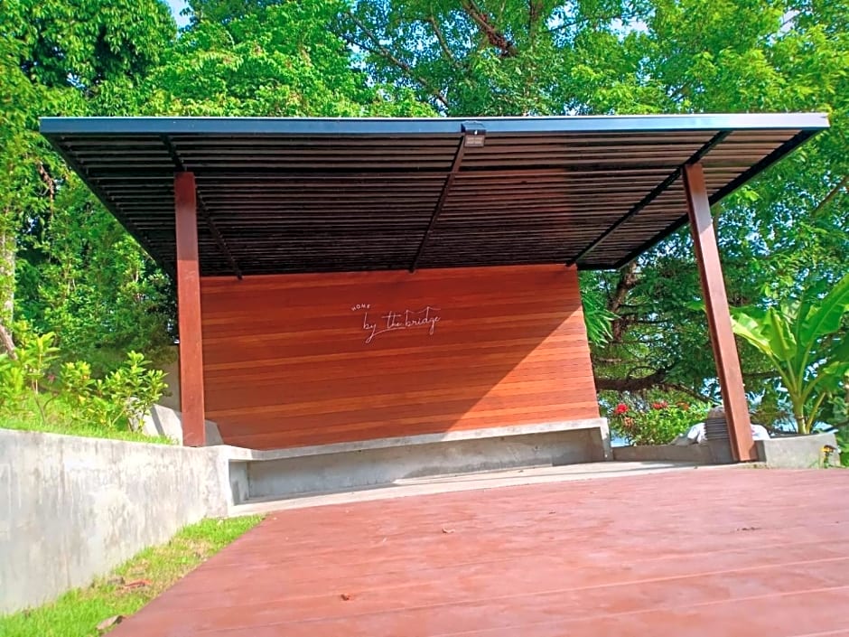 Home by the Bridge Hotel