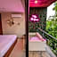 Frida's Artsy Condo with own mural, outdoor tub & rooftop pool