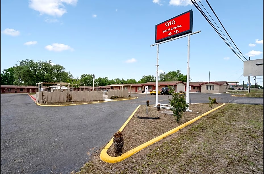 OYO Hotel Beeville -US 181