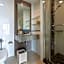 Classic Kameo Hotel & Services Apartment