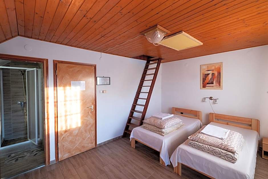 Photo 1 of 4 of Quintuple Room