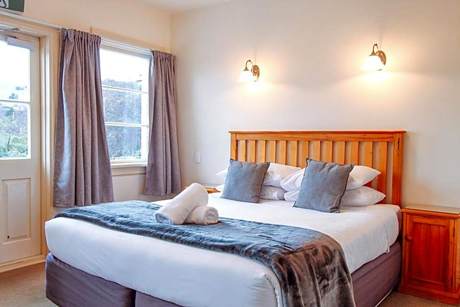 The Grand Hotel & Bar - Akaroa