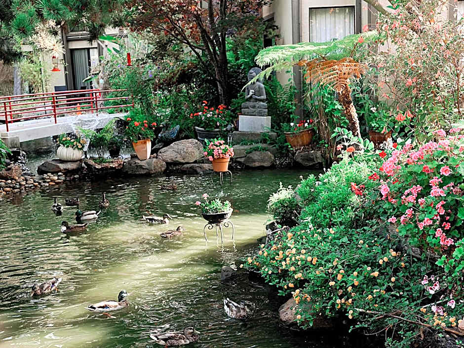 Dinah's Garden Hotel