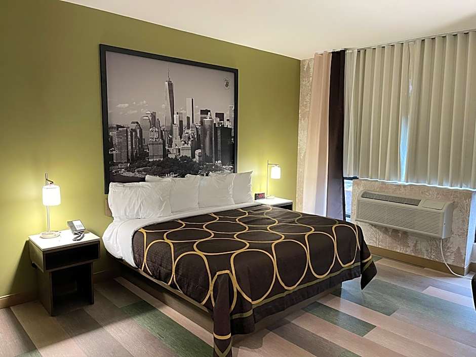 Super 8 by Wyndham Bronx Near Botanical Garden