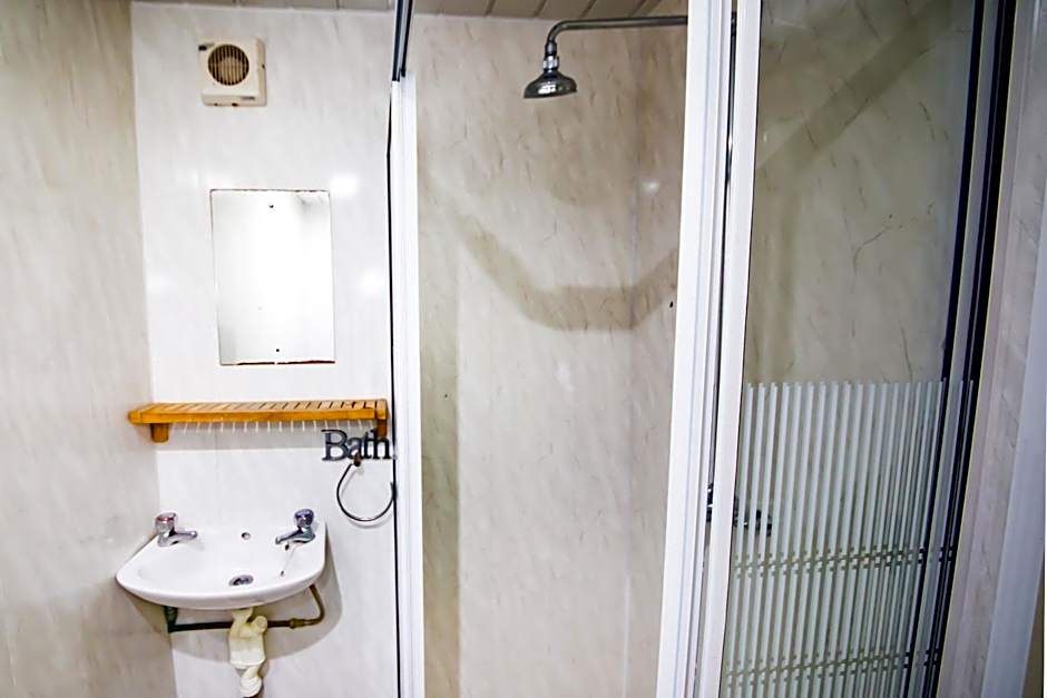 MyRoomz Hollingdales Hotel