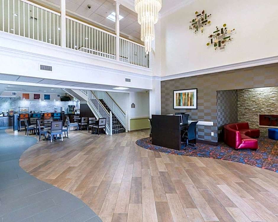 Econo Lodge Inn & Suites East Houston I-10