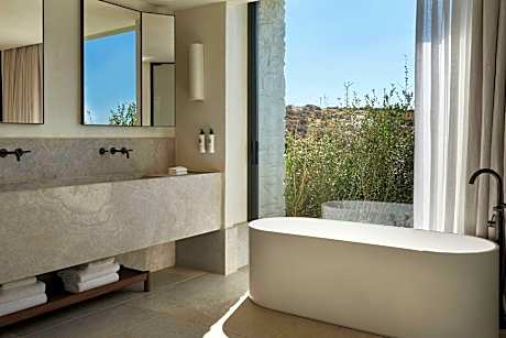 The Residence, 2 Bedroom Residence, Bedroom 1: 1 King, Bedroom 2: 1 King, Sofa beds: 2, Tub
