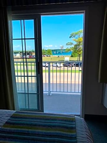 Private Balcony/ Lake and Park View / two Queen beds