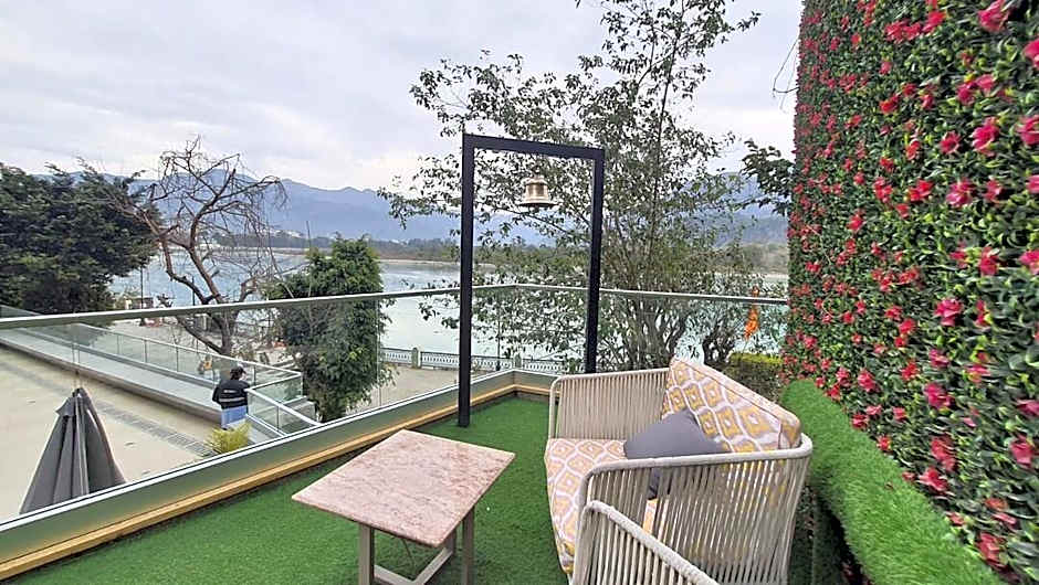 Modi Yoga Retreat - A Luxurious Yoga Retreat on the banks of Ganges