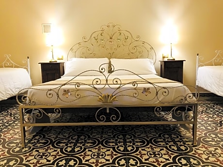 Family room-Large-Ensuite with Shower-Patio