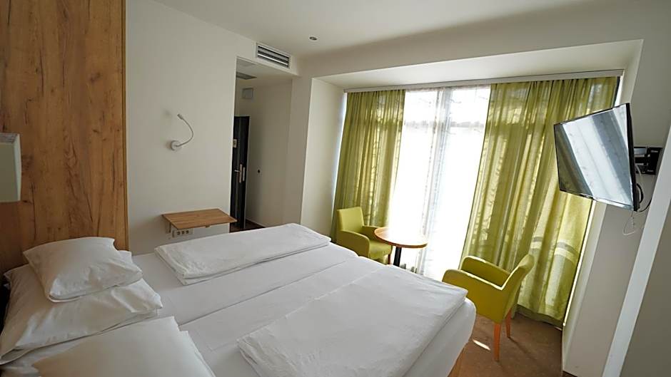 Hotel Argument