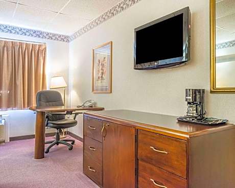 1 King Bed Business Room Nonsmoking Upgrade