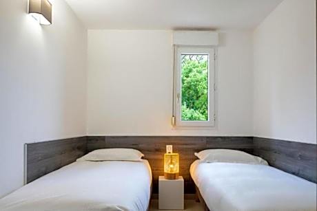 One-Bedroom Apartment with Pool View